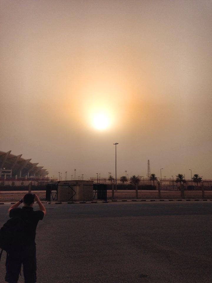 Aurinko hiekkamyrskyn takana