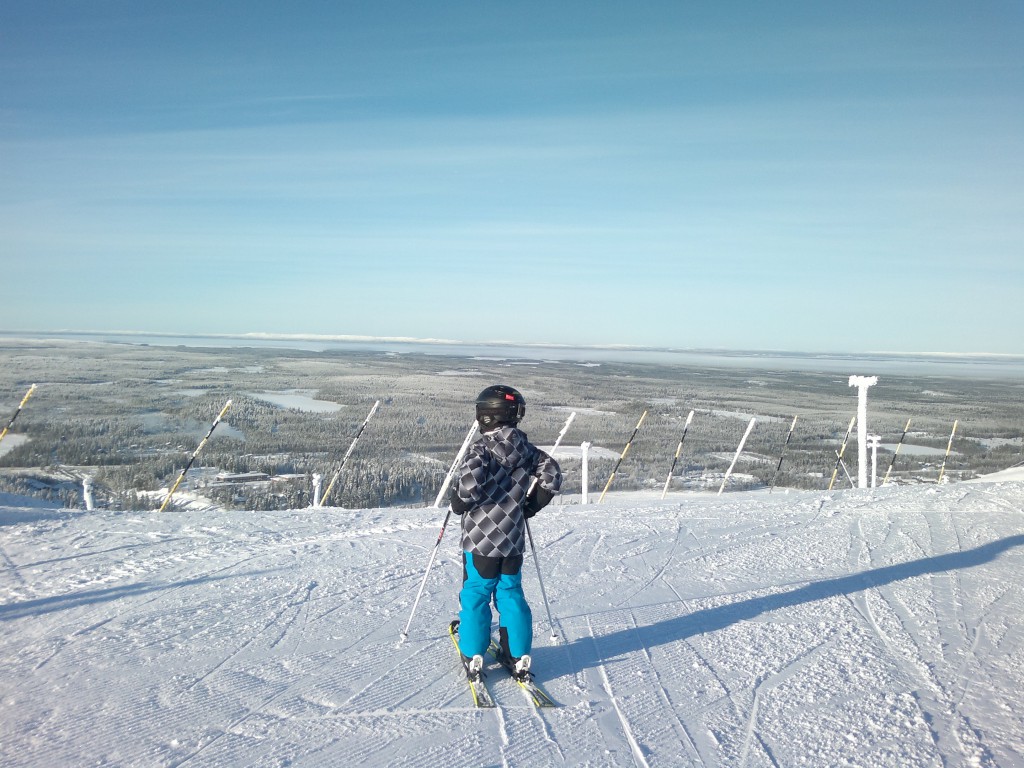 Kuvassa vanhempi pojista hiihtolomalla 2012 Rukalla.