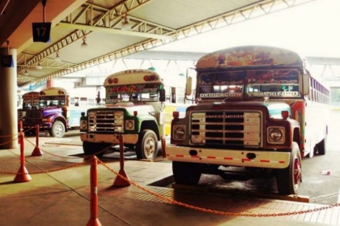 Vanhoja yhdysvaltalaisia koulubusseja uusiokäytössä Panamassa.