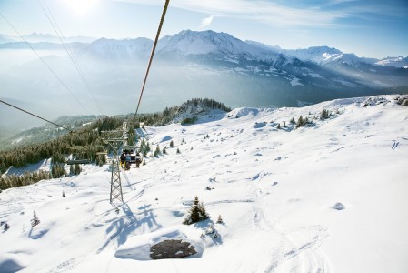 Mukava Ski route 80 vierustoineen jää tuolihissin alapuolelle, kun Laaxin kylästä noustaan Curnius-väliaseman kautta.