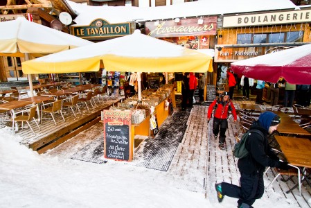 Avoriazin pääkatu toimii sekä rinteenä että ravintola- ja baarikatuna.