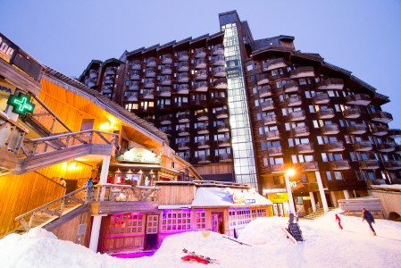 Avoriazin kylän keskelle sijoittuneessa ydinosassa on useita after-ski baareja ja ravintoloita jokaiseen makuun. Kylän ylempään osaan pääsee näppärästi hissiavusteista kulkureittiä usean hotellin läpi.