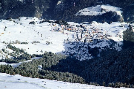 Serfauksen kylä sijaitsee aurinkoisella paikalla keskellä hiihtoaluetta.