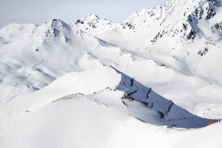 Taustalla näkyy Serfauksen hiihtoalueen rinnekartan vasemmanpuoleinen reuna, Pezid, 2770 m.