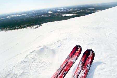 Ylläksen radiomaston suunnalta maisematietä kohti avautuva Luosun off-pistealue tarjoaa helppoa off-pistehiihtoa. Paluu sujuu näppärästi autokyydillä tai tien vierustaa hissille seuraten.