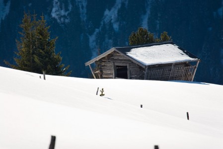 Iltapäivän valoon rauhallisesti pysähtynyt alppimaisema, Mayrhofen.