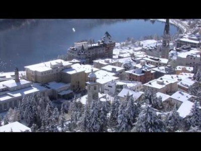 Video esittelee St. Moritzin hiihtokeskuksen maisemia, majoitus, harrastusmahdollisuuksia ja kilpailutilaisuuksia.