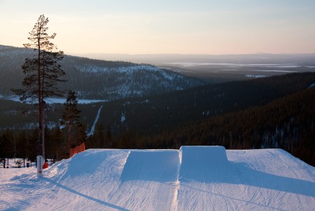 Levillä on mittava snow park ja lisää ilmasuorituspaikkoja eturinteiden streetillä.