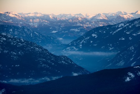 Whistlerin hiihtokeskus on kehittänyt mainion aamupalahiihto-konseptin. Kohtuullista erillismaksua vastaan laskijat pääsevät nousemaan gondolihissillä ennen aurinkoa väliasemalle aamupalalle ja korkkaamaan sen päätteeksi rinteet ensimmäisinä.