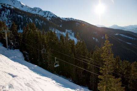 Whistlerin Big Red Express -tuolihissi huilaa laskevan auringon lämmössä päivän työvuoronsa jälkeen.