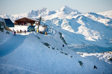 Whistler sekä sen hiihtoalueeseen linkittyvä viereinen Blackcomb -vuori ovat selvästi samasta kiviaineksesta veistettyjä. Vuorisisarusten korkeus, profiilit ja rinteiden sekä hissien määrät ovat varsin identtiset, joten suosikin valinta on vaikeaa.