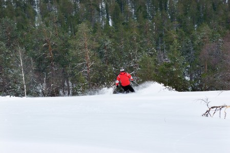 Pyhän Jackson on Suomen legendaarisimpia ja parhaita hissioffareita. Alueelle siirtyy tunturin huipulta nopeasti radiomastoa kohti viistoon ja mahdollisimman ylös liukumalla.