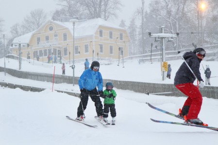 Ensikertalaisen rinnetuntuma on huteran jännittynyt, mutta treenaamista seuraa ilolla.