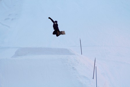 Joulun välipäivinä Kalpalinnan mäessä oli yksi hyppyri ja kourallinen sitä hyödyntäviä leiskauttelijoita.