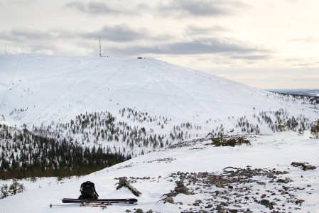 Kellostapulin huipulla tekee mieli vilkaista Yllästunturia ennen vastakkaisella puolella odottavaa mukavaa off-pistelaskua.