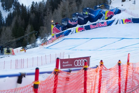 Kitzbühelin Hahnenkamm-syöksyrata on legendaarinen. Jo pystyjyrkän alkupätkän tutkailu paikan päällä herättää suurta kunnioitusta radalle syöksyviä kohtaan.