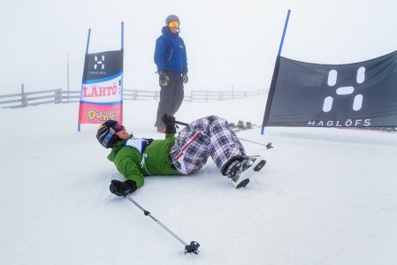 Suomi Slalomin Pallaksen GP:n startissa nähtiin hauska tilanne, kun liian suuri lähtöinto jätti sukset lähtöruutuun, mutta lennätti starttaajan muutamaa metriä pidemmälle.