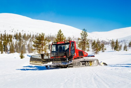 Pallaksen rinteiden kunnossapitoon tuo lisähaastetta se, että homma on hoidettava luonnonlumella