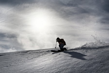 Pallastunturin ja ohuen pilviverhon takaa hohkava aurinko tuo laskuun dramaattista vaikutelmaa