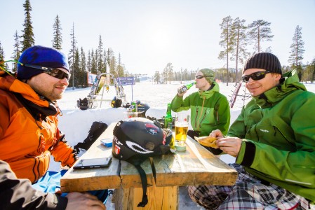 Luoston Kantarinne päättyy niin ohittamattoman suoraan terassille, että pysähdys on helppo perustella itselleen. Muulle laskumiehistölle perusteluita ei yleensä tarvita, sillä se löytää niitä miettiessäsi pöytään.