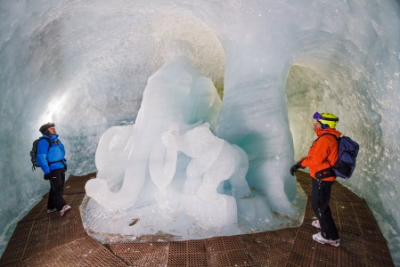 Les 2 Alpesin jäätikön nähtävyytenä on sinne aikoinaan kaivettu syvä luolasto. Sisällä pitkien käytävien päässä kävijöitä odottaa jäästä veistettyjä mammutteja ja neandertaali-ihmisiä.