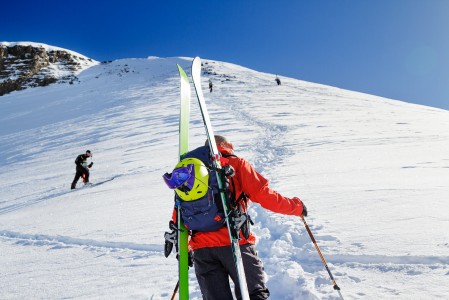 Les 2 Alpesin Bellecombes-hissin yläasemalta voi jatkaa nousua lihasvoimin. 