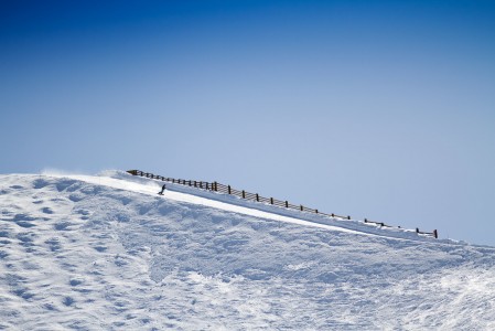 Les 2 Alpesin rinteillä on usein yhtä aikaa jopa 35 000 laskijaa. Onneksi tämä massa levittäytyy ylempänä vuorilla sen verran laajalle, ettei jonoja synny kuin pullonkaulapaikkoihin.