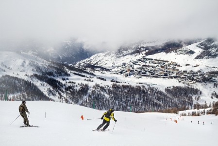 Sestrieren kylä kylpee alempana auringossa kutsuen laskettelijaa pian afterski-nautintojen pariin.