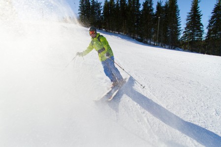 Kameran kanssa pysähtyneen laskuseuralaisen päälle houkuttaa pölläyttää hieman lunta välittämisen merkiksi