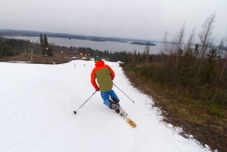 Tammikuun alku 2014 ei lumisuudellaan huimaa. Messilän laskumaisemissa silmä kuitenkin lepää, vaikka valkoista näkyy vain rinteessä.