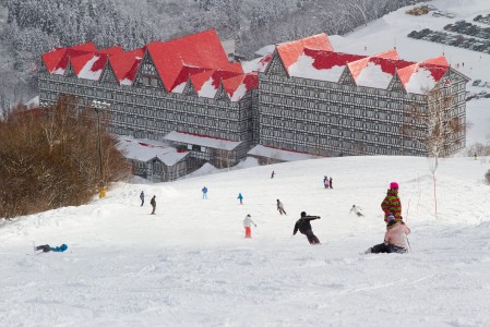 Hakuban Cortinan 1. rinne laskee houkuttelevasti kohti Hotel Green Plazan onsenin ulkoallasta, josta onkin mukava katsella laskijoita.