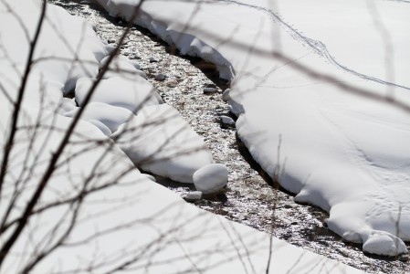 Hakuban Happo Onen pohjoispuolen laskujen jälkeen on ylitettävä tämä joki. Useasta kohdasta ja usealla tavalla ylitys onnistuu kuitenkin sukkia kastelematta.