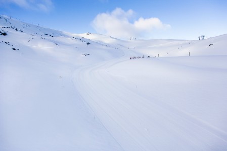 Sierra Nevadalainen rinne odottaa aamun ensimmäisellä gondolilla nousevia laskijoita piirtämään sliipattuun pintaansa uusia jälkiä..