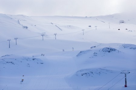 Sierra Nevada on Euroopan eteläisin laskettelualue. Aurinko paistaa yli 300 päivää vuodessa. Eli pilvisen ja tuulisen päivän löytäminen vaatii huonoa tuuria.