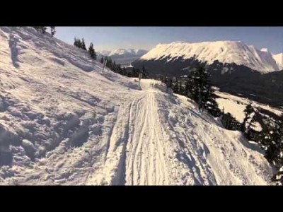 Alaskan Alyeska tunnetaan etenkin jyrkistä ja runsaslumisista offareista, mutta hiihtokeskuksesta löytyy myös hyviä rinteitä harrastajatasoisille laskijoille.