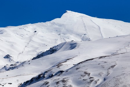 Sierra Nevadan auringolla laskijaa yltäkylläisesti hemmotteleva hiihtokeskus on luonteeltaan erilainen, mutta täysin varteenotettava kilpailija Alppien keskuksille.