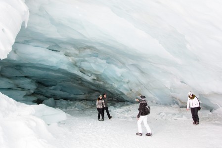 Pitztaler Gletscher - Jäätikkö repesi muutama vuosi sitten rinteiden välistä. Moni turisti käy ihailemassa jääluolaa omalla riskillään.