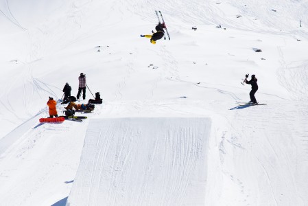 Kaprunin Kitzsteinhorn-hiihtoalueen parkissa pääsee usein ihailemaan ammattilaistason laskijoiden suorituksia.