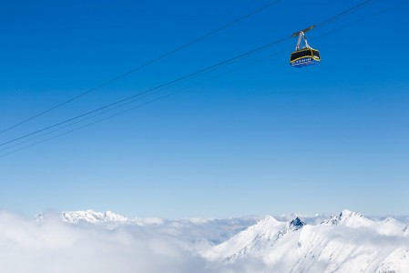 Kitzsteinhornin huipulle kuljettava Gipfelbahn kulkee huimaavan korkealla ja kuljettaa korkealle 3000 metriin.