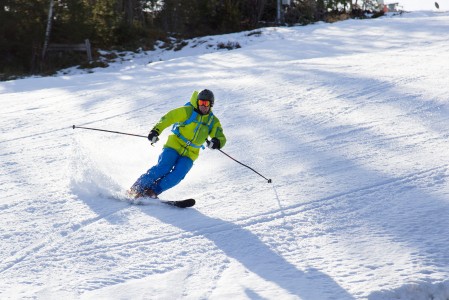 Pehmeässä kevätrinteessä on ilo surffailla rennosti etenkin leveämmillä suksilla.