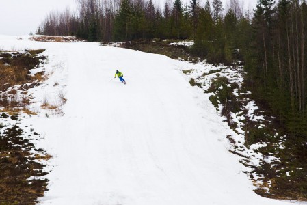 Juupavaaran hiihtokauden 2013/2014 viimeinen laskusuoritus suoritettiin tihkusateessa.