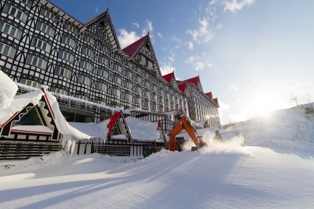 Hakuba Cortinan ala-aseman ideaalisesti sijaitseva ja massiivinen Green Plaza Hotel.