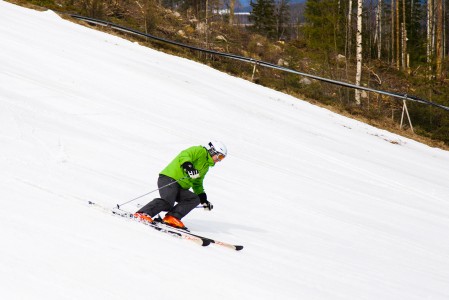 Häkärinteiden kauden 2013/2014 viimeisiä aukioloviikkoja viedään, jolloin kantit saavat viiltää rauhassa omat jälkensä hoidetun rinteen pintaan.