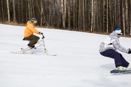 Häkärinteiden vuokraamosta löytyy mielenkiintoisia laskuvälineitä, kuten snowbike.