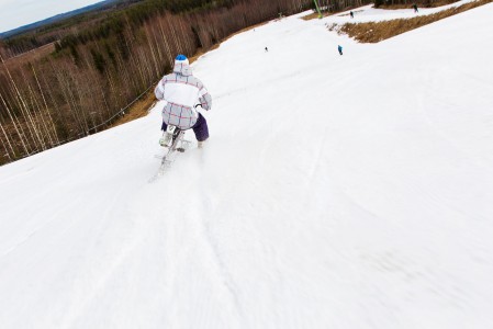 Snowbike ei ole aivan yhtä helppoa kuin äkkiseltään näyttää, mutta jo muutamassa tunnissa perusajatuksesta saa kiinni.