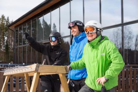 Terassin kupeesta on mukava bongailla dramaattisimpia suorituksia rinteen puolelta.