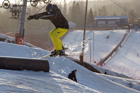 Talman snow parkissa on suksille monenlaista kolisteltavaa: reilejä, putkia, bokseja ja pressejä ynnä muita härveleitä.