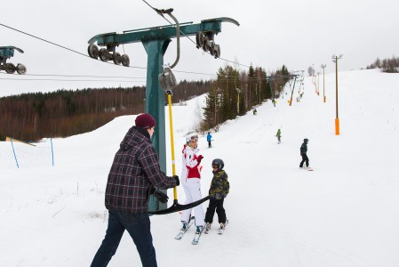 Suomen lähimäet on varustettu pääosin ankkurihisseillä. Ihan näppäriä kuljettimia silloin, kun korkeuseroa ei lasketa kilometreissä.