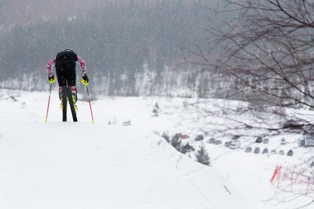 Lähdön hetkellä jännittynyt lataus kääntyy räjähtäen keskittyneeseen suorittamiseen. Hymy irtoaa vasta alhaalla.