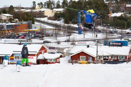 Hirvensalon hiihtokeskus parkkeineen sijaitsee Turun keskustan kupeessa, joten parkissakin taustamaisema on hyvin urbaani.